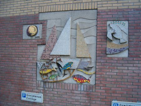 De wonderbare visvangst aan een gevel van een school