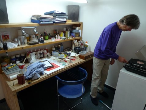 Harm in zijn atelier